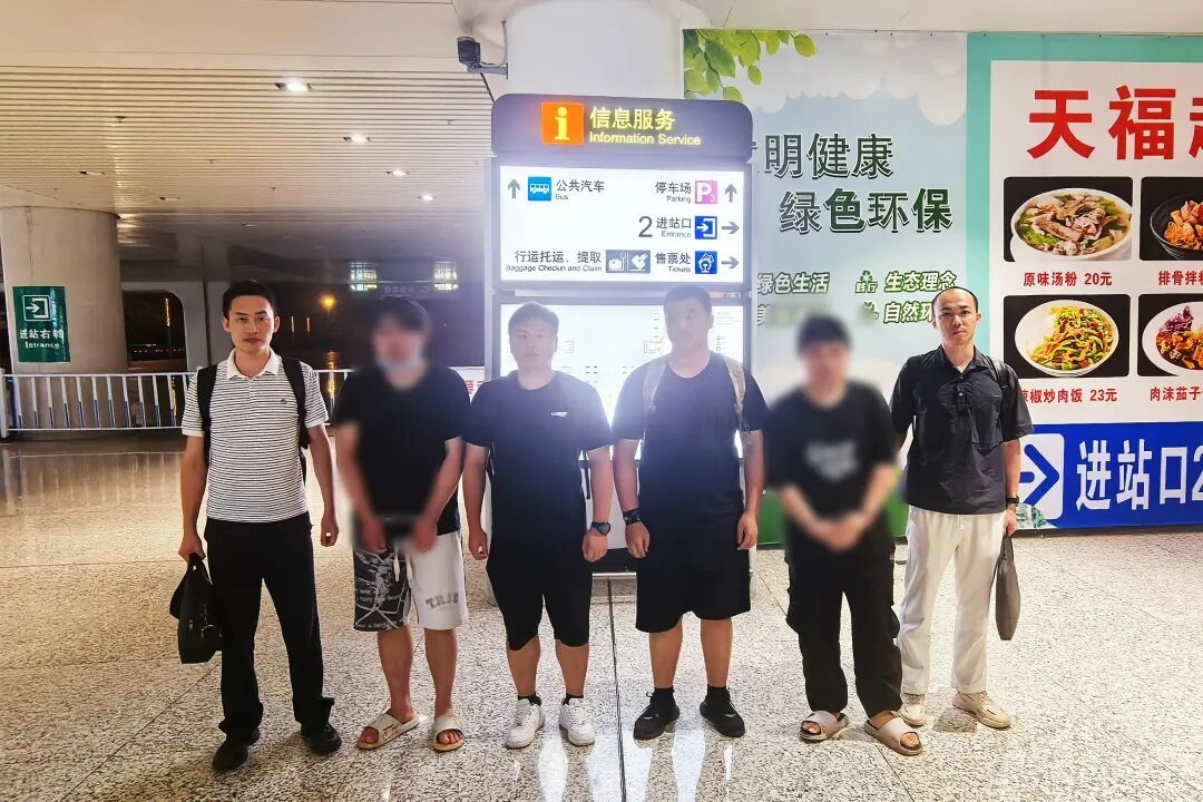 “碰瓷敲诈”“恶意索赔”!警方成功收网! “碰瓷敲诈”“恶意索赔”!警方成功收网!