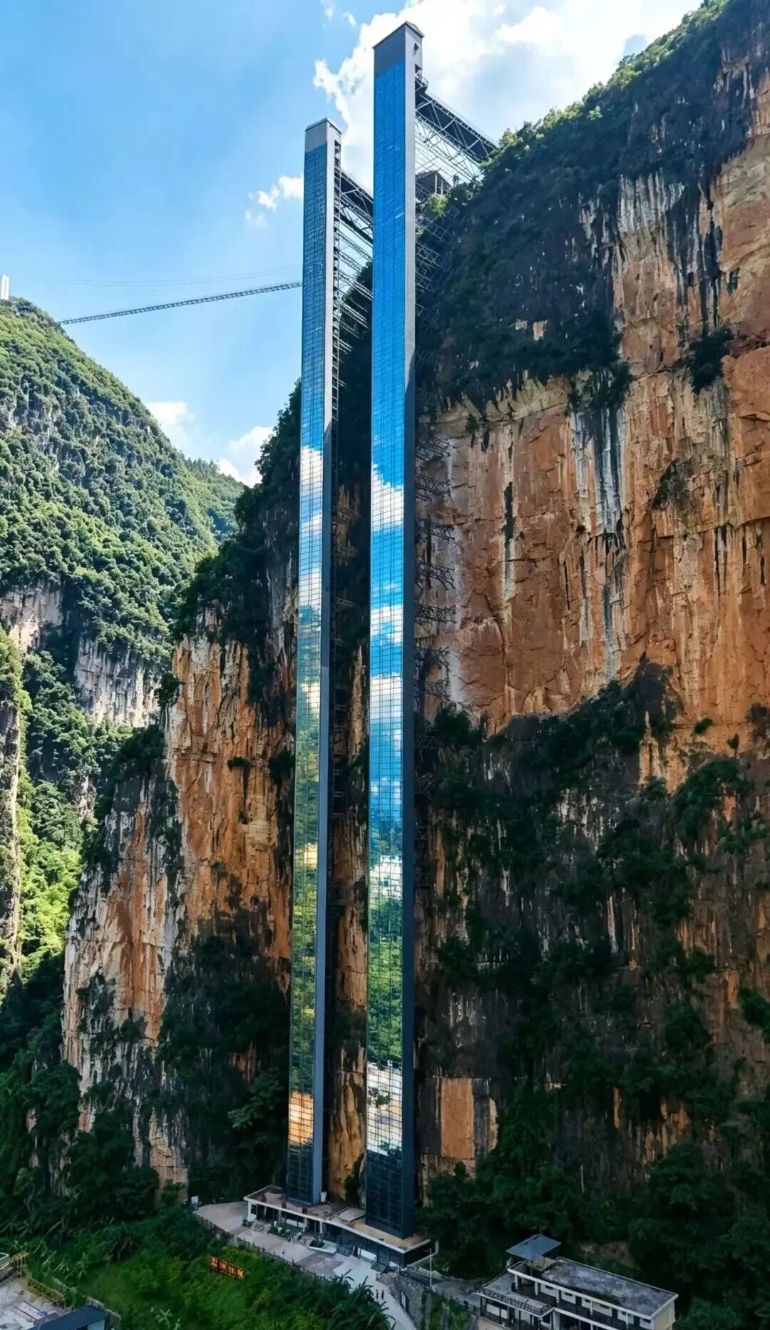 云南尼珠河大峡谷建成“空中校车”,谷底的小学生乘288米电梯到谷顶上学 云南尼珠河大峡谷建成“空中校车”,谷底的小学生乘288米电梯到谷顶上学