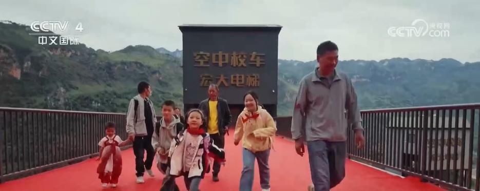 各地学校举办丰富多彩“开学第一课” 以昂扬姿态开启新学期 各地学校举办丰富多彩“开学第一课” 以昂扬姿态开启新学期