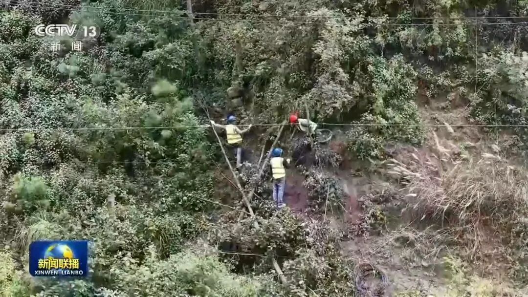 吉隆口岸核心区现存建筑仅剩水塔,国门所在地只剩地基,松软淤泥有1米深,现场有巨石比人还高,最新抢险进展→ 吉隆口岸核心区现存建筑仅剩水塔,国门所在地只剩地基,松软淤泥有1米深,现场有巨石比人还高,最新抢险进展→
