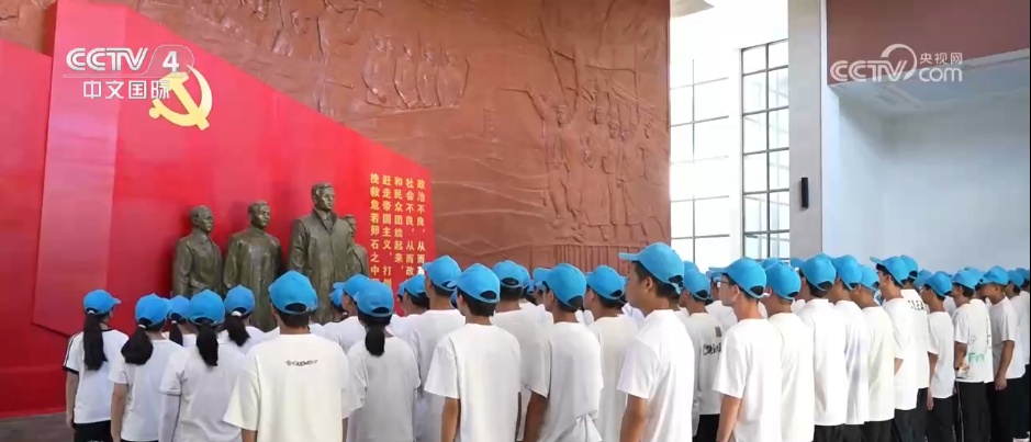 各地学校举办丰富多彩“开学第一课” 以昂扬姿态开启新学期 各地学校举办丰富多彩“开学第一课” 以昂扬姿态开启新学期