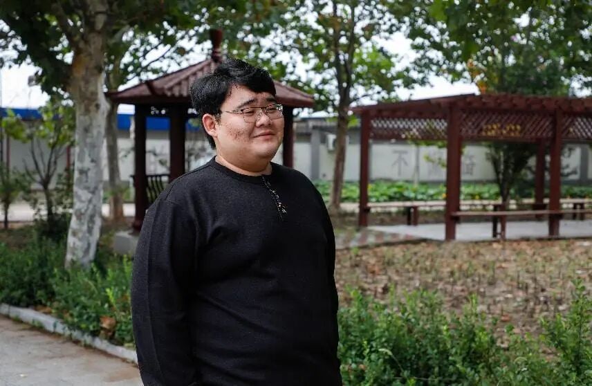凌晨两点，小伙突然看见绿化带里有个人……