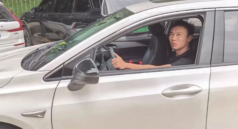 男子下车后朝大海走去,司机发现不对火速冲向海边死死拽住男子,成功挽救生命 男子下车后朝大海走去,司机发现不对火速冲向海边死死拽住男子,成功挽救生命