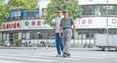150多米上班路,两名老人接力护送盲人邻居(援手) 150多米上班路,两名老人接力护送盲人邻居(援手)