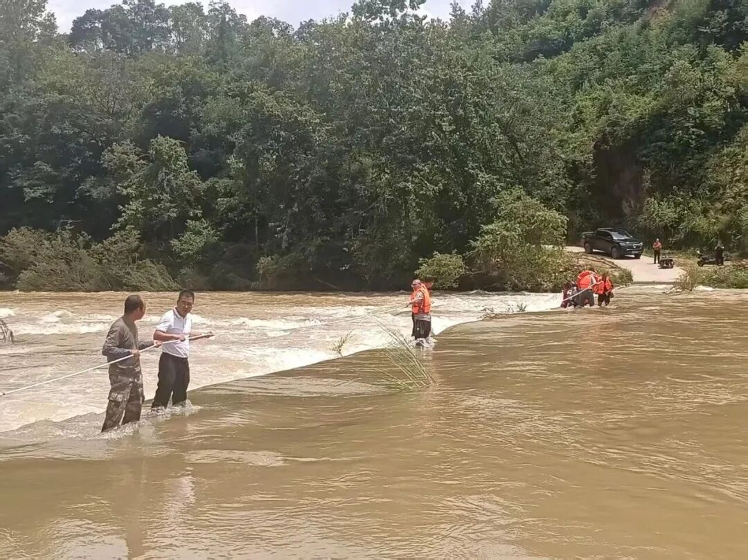 惊险！三明清流一男子骑车过桥突遇河水暴涨，干群合力紧急救援
