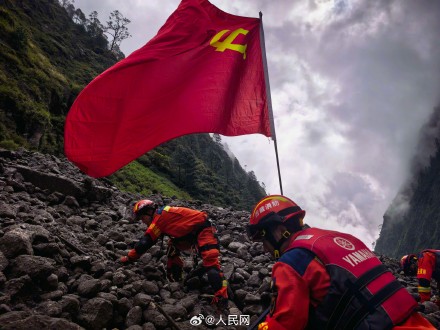 吉隆口岸消防员争分夺秒排查搜寻 吉隆口岸消防员争分夺秒排查搜寻