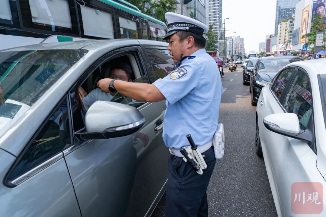 成都春熙路有“黑车”冒公交集团之名揽客,记者暗访后,多部门联合查处 成都春熙路有“黑车”冒公交集团之名揽客,记者暗访后,多部门联合查处