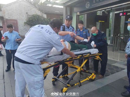 乘客乘车途中晕倒,民警及时协助送医救治 乘客乘车途中晕倒,民警及时协助送医救治