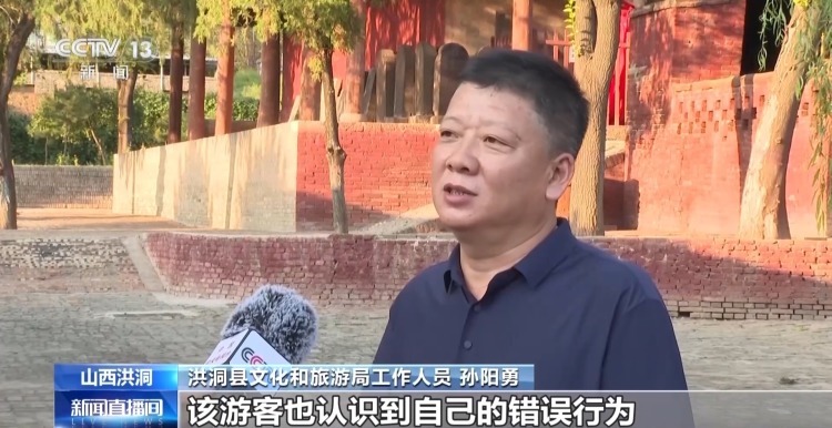 游客翻护栏开闪光灯拍古壁画 专家:会造成不可逆损害 游客翻护栏开闪光灯拍古壁画 专家:会造成不可逆损害