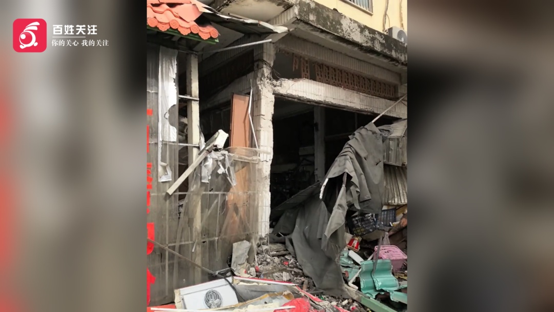 广东潮州一货车失控撞塌早餐店，两名顾客从废墟中爬出逃过一劫，监控拍下惊险瞬间