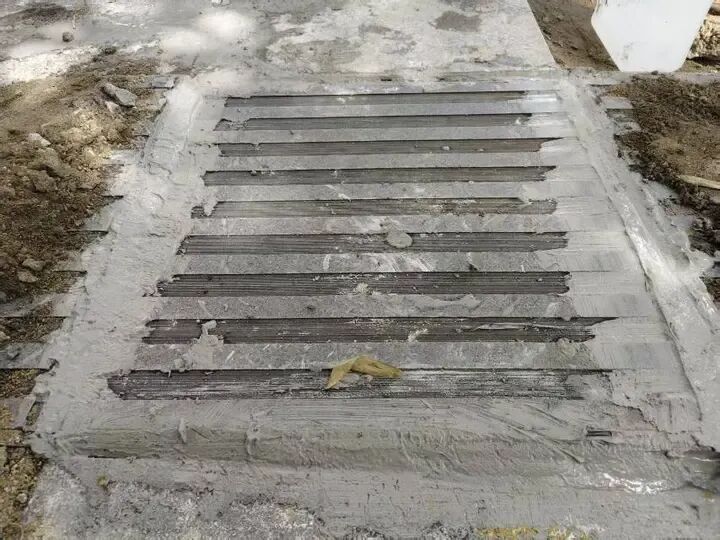 人行道盲道砖翘起,热心市民出手了! 人行道盲道砖翘起,热心市民出手了!
