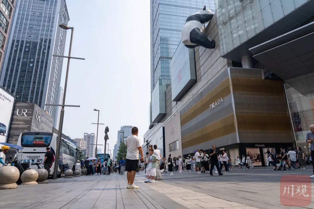 成都春熙路有“黑车”冒公交集团之名揽客,记者暗访后,多部门联合查处 成都春熙路有“黑车”冒公交集团之名揽客,记者暗访后,多部门联合查处
