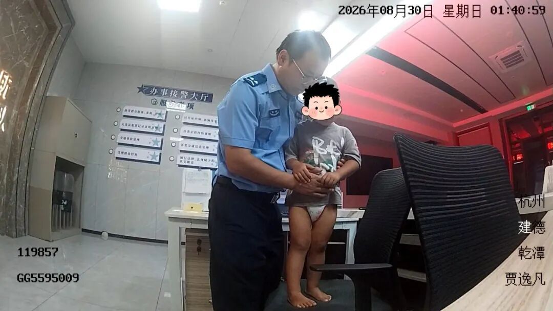 凌晨1点半,杭州热心市民送来迷路的“纸尿裤宝宝”,新警秒变“临时奶爸” 凌晨1点半,杭州热心市民送来迷路的“纸尿裤宝宝”,新警秒变“临时奶爸”