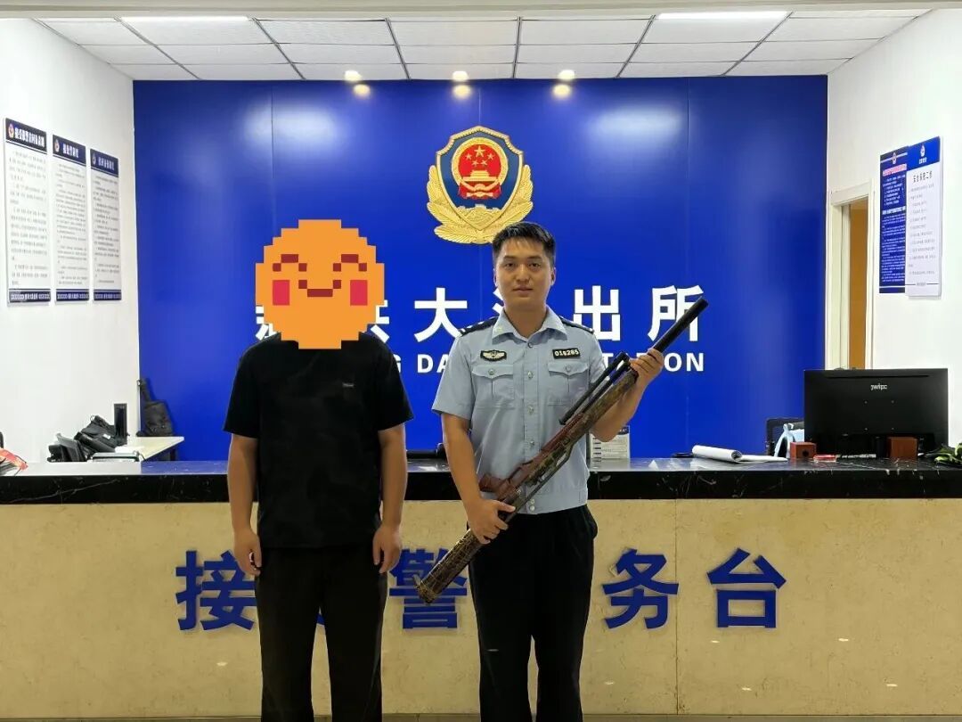 南昌一男子在赣江边钓鱼,意外钓到一支长约1米的气枪 当事人已报警并上交 南昌一男子在赣江边钓鱼,意外钓到一支长约1米的气枪 当事人已报警并上交