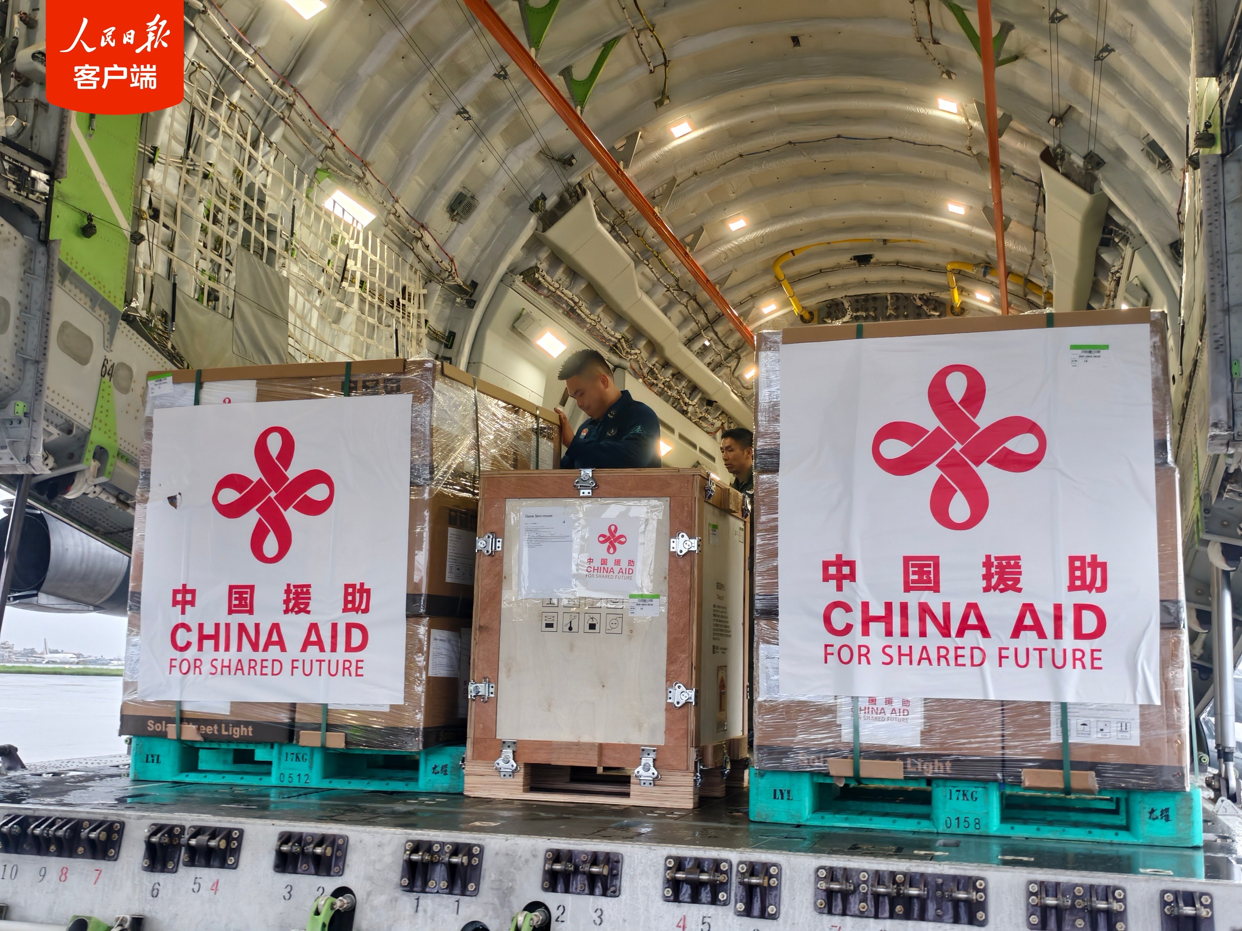 中国对尼泊尔第二批紧急援助物资运抵交付