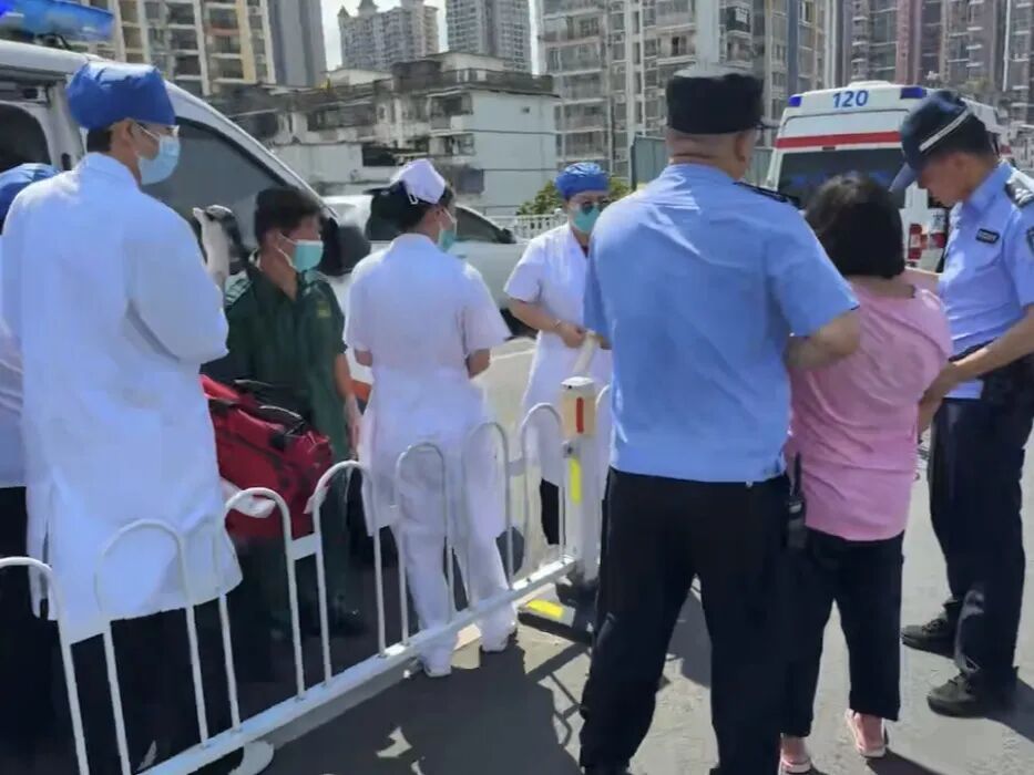 广西南宁一女子独坐桥面护栏边缘，命悬一线，江西宜春24岁小伙飞身一抱将人救下
