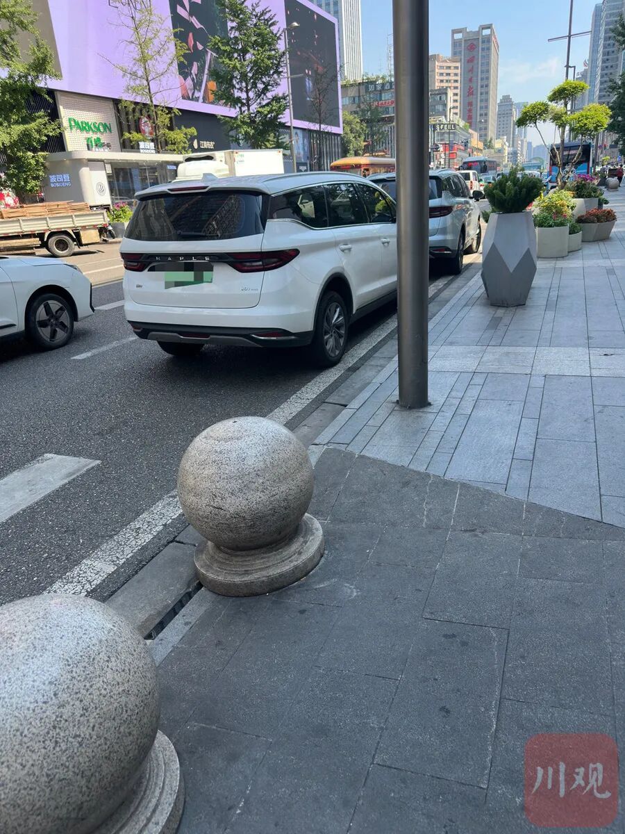 成都春熙路有“黑车”冒公交集团之名揽客,记者暗访后,多部门联合查处 成都春熙路有“黑车”冒公交集团之名揽客,记者暗访后,多部门联合查处