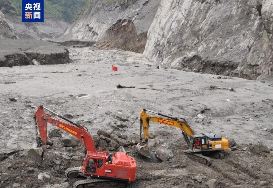 通往吉隆口岸216国道全线抢通深层次搜救全面展开 通往吉隆口岸216国道全线抢通深层次搜救全面展开