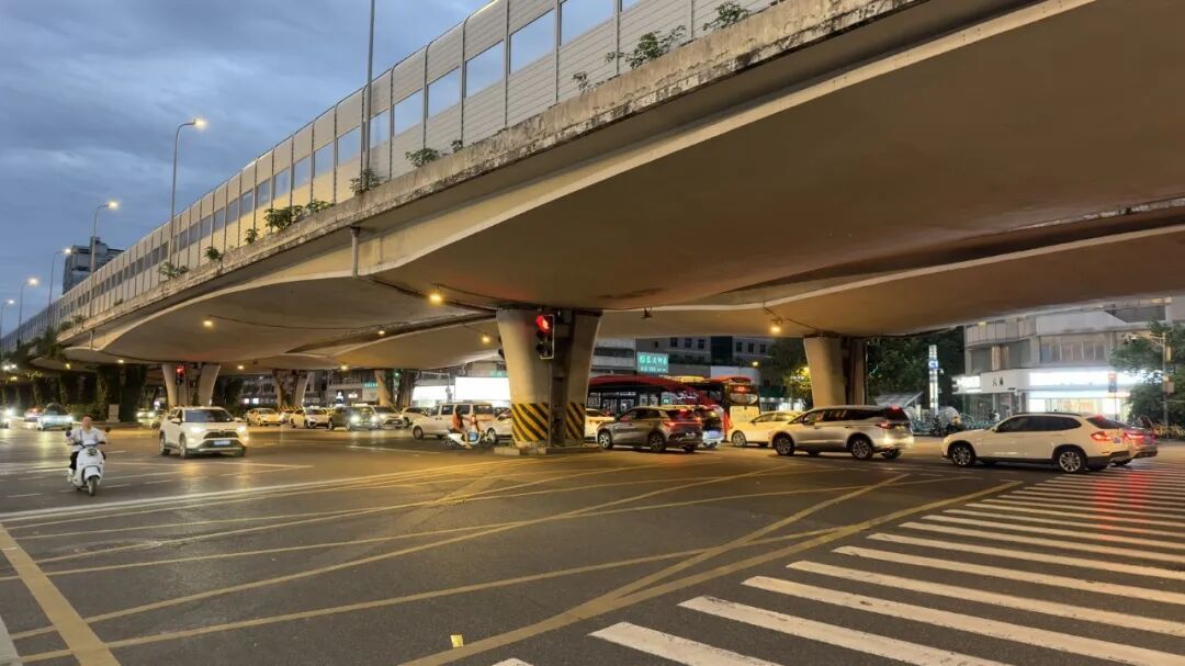 “左转绿灯只有20秒，红灯却有160秒”，接市民建议后，成都公安交管局：立马优化