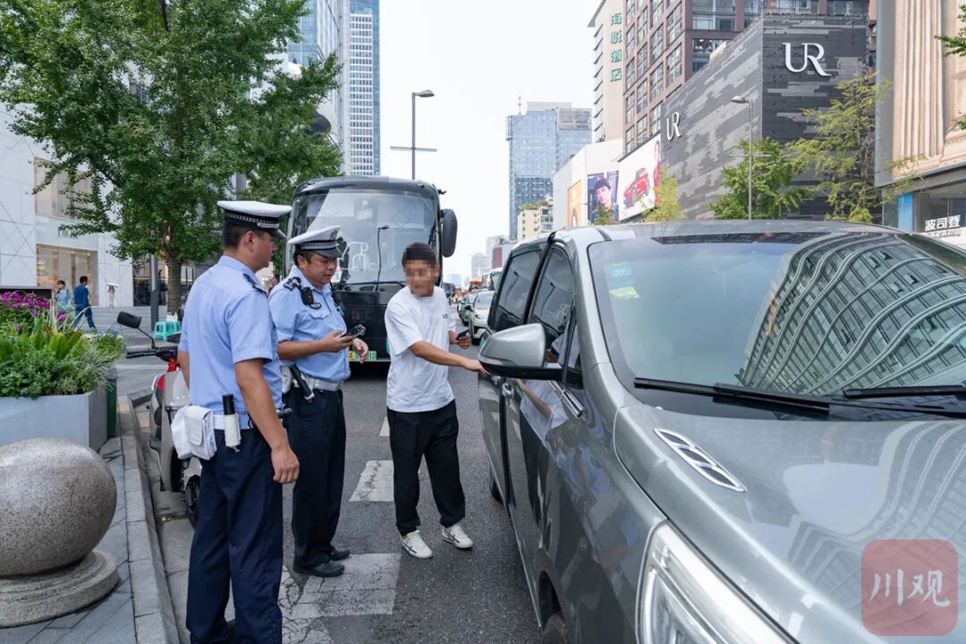 成都春熙路有“黑车”冒公交集团之名揽客,记者暗访后,多部门联合查处 成都春熙路有“黑车”冒公交集团之名揽客,记者暗访后,多部门联合查处