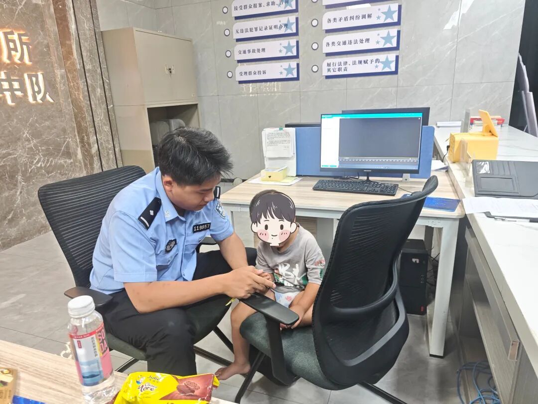 凌晨1点半,杭州热心市民送来迷路的“纸尿裤宝宝”,新警秒变“临时奶爸” 凌晨1点半,杭州热心市民送来迷路的“纸尿裤宝宝”,新警秒变“临时奶爸”
