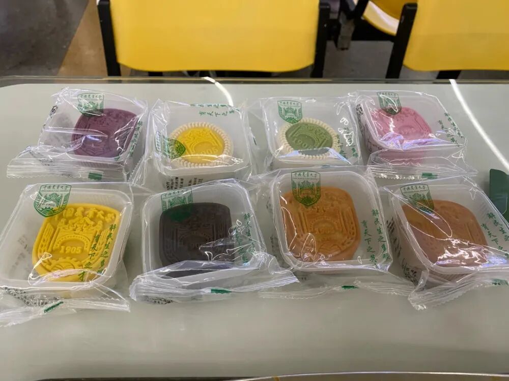 中国农业大学食堂推出50余种月饼,“养生系”馅料引热议,校方回应 中国农业大学食堂推出50余种月饼,“养生系”馅料引热议,校方回应