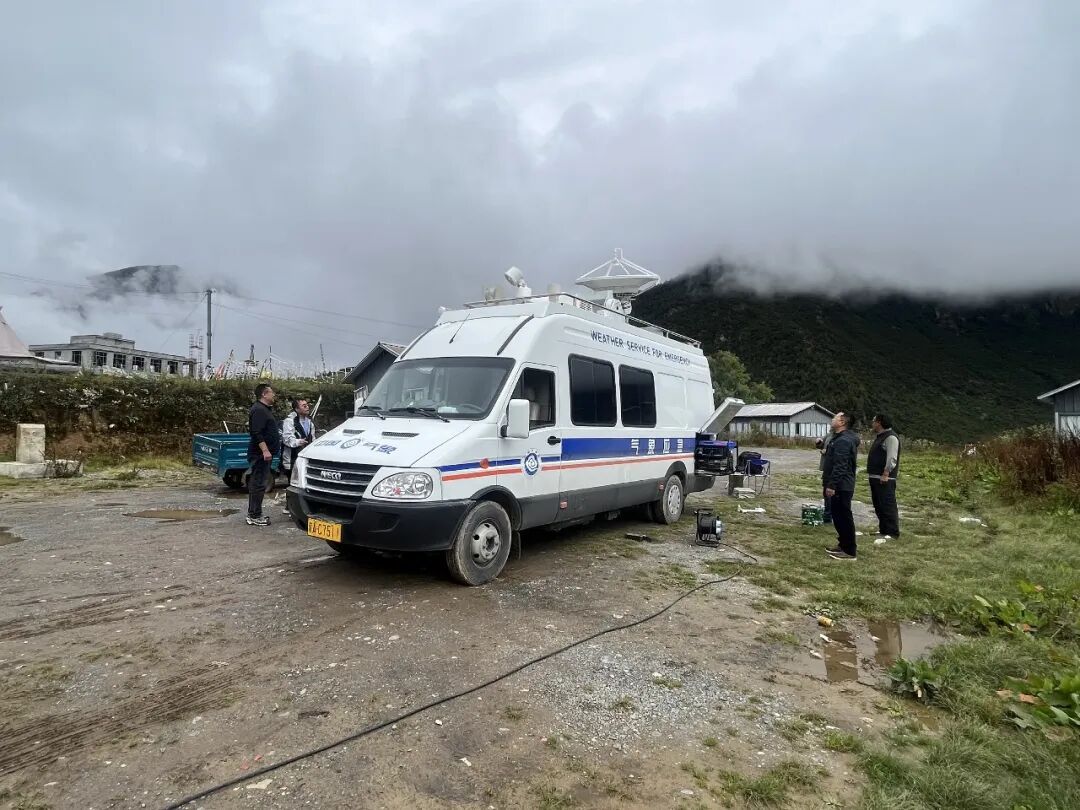 通往吉隆口岸的三公里:抢险力量闯过怎样的“降雨关” 通往吉隆口岸的三公里:抢险力量闯过怎样的“降雨关”