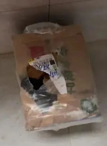 老小区居民崩溃！没有电梯，快递只堆一楼楼道，买的饮料被人私自拆开拿走一瓶