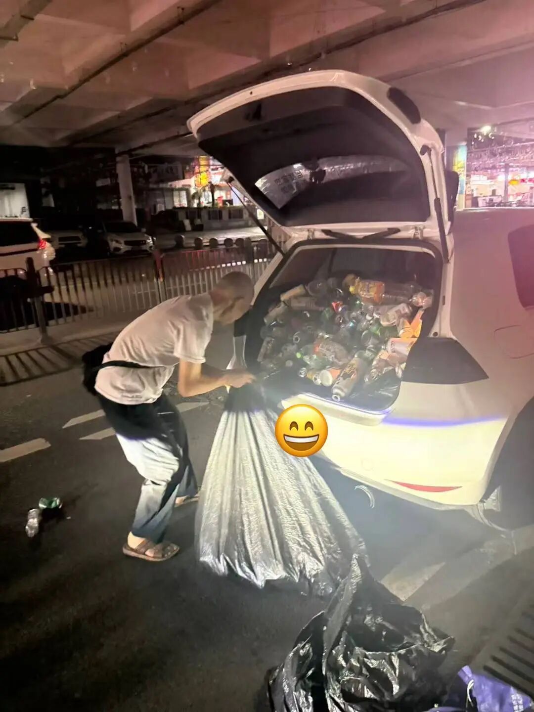 烧烤摊主送一后备箱空瓶子给拾荒老人被质疑作秀,本人回应:“只是举手之劳” 烧烤摊主送一后备箱空瓶子给拾荒老人被质疑作秀,本人回应:“只是举手之劳”