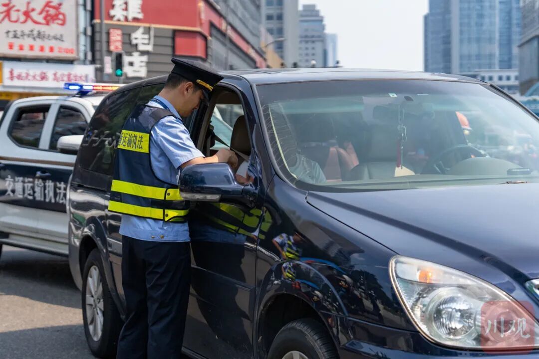 成都春熙路有“黑车”冒公交集团之名揽客,记者暗访后,多部门联合查处 成都春熙路有“黑车”冒公交集团之名揽客,记者暗访后,多部门联合查处