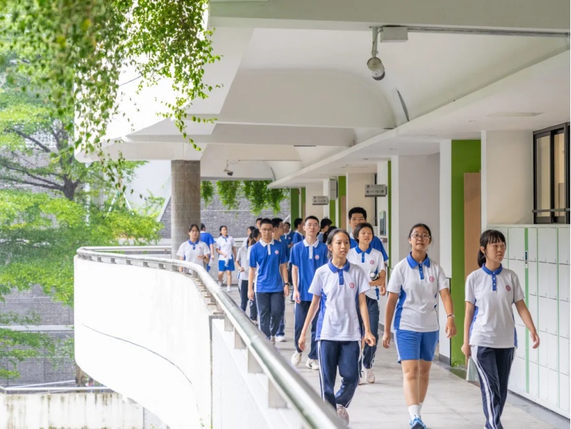 “深圳校服真香”引热议,应该“全市统一”还是“一校一款”? “深圳校服真香”引热议,应该“全市统一”还是“一校一款”?