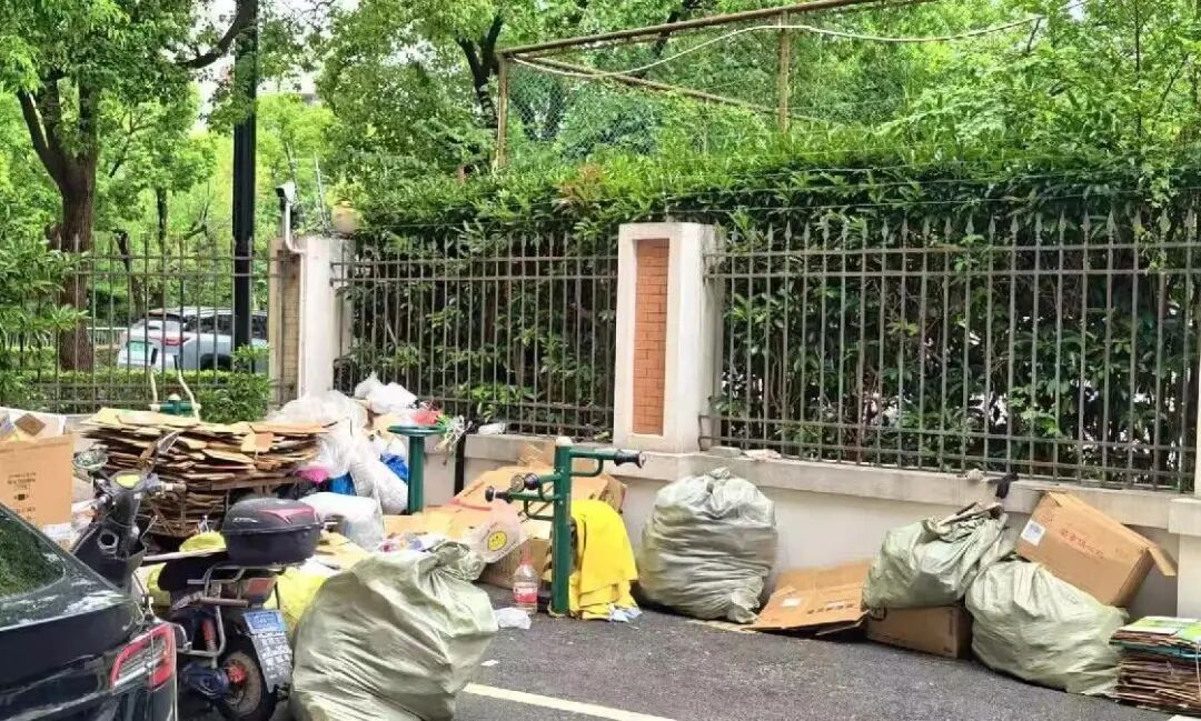 上海一对夫妻让小区居民不堪其扰!“十余年了,这种苦日子看不到尽头” 上海一对夫妻让小区居民不堪其扰!“十余年了,这种苦日子看不到尽头”