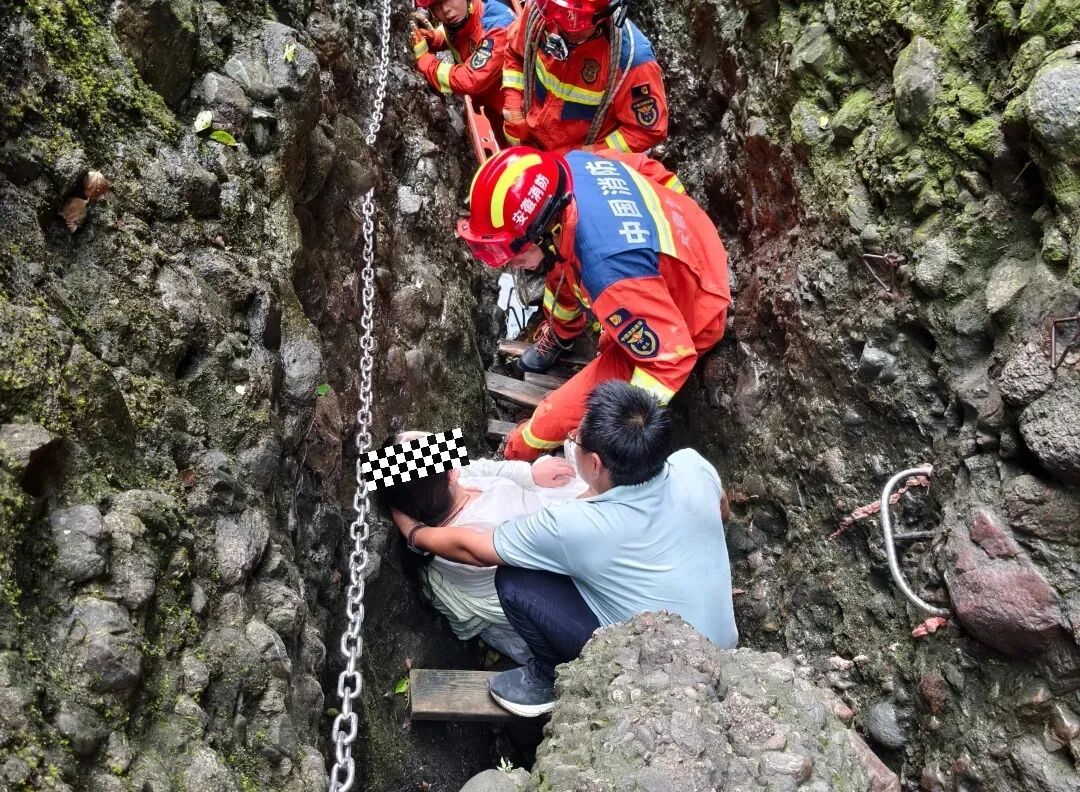 一瓶水砸晕女子,消防员攀爬"一线天"营救! 一瓶水砸晕女子,消防员攀爬"一线天"营救!