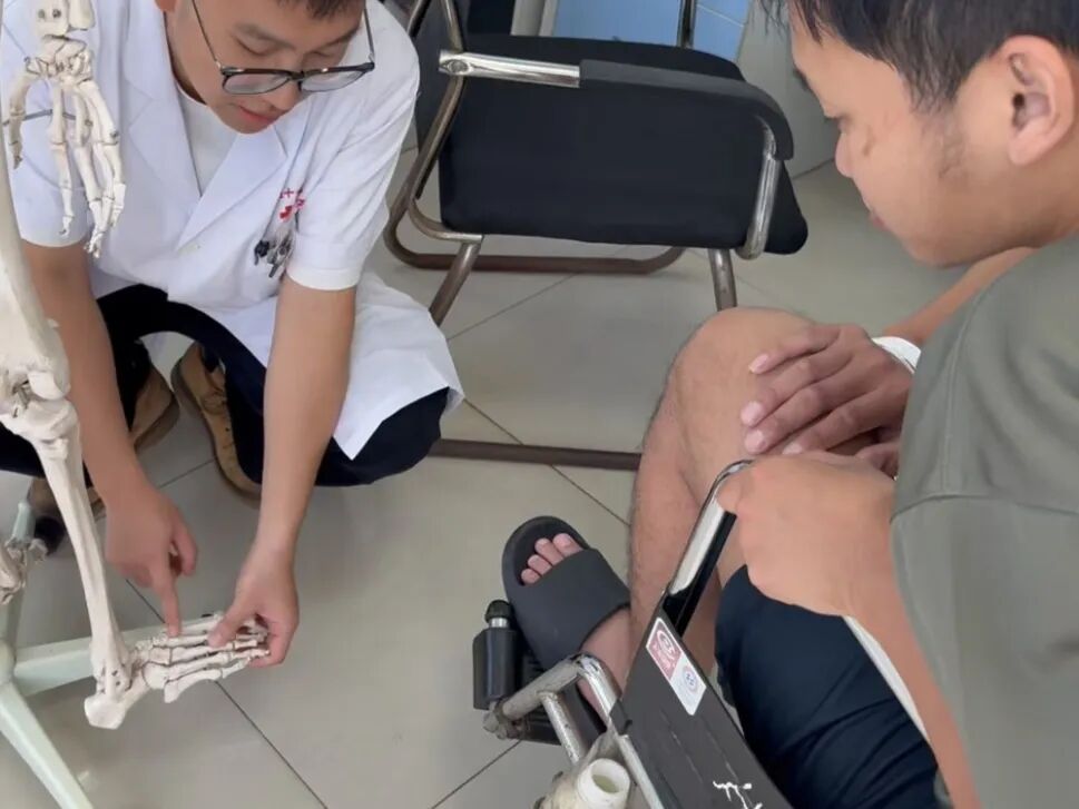 广西南宁一女子独坐桥面护栏边缘，命悬一线，江西宜春24岁小伙飞身一抱将人救下