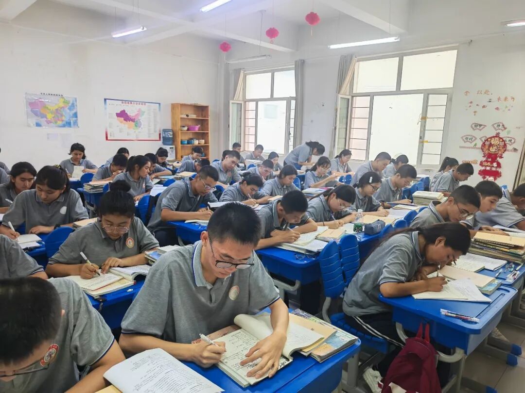“老师,我考上您的母校了!”——从新疆到北京,他和支教老师重逢了 “老师,我考上您的母校了!”——从新疆到北京,他和支教老师重逢了