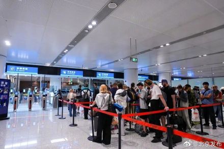 入境外国人数量增长超四成!大兴机场口岸出入境客流创新高 入境外国人数量增长超四成!大兴机场口岸出入境客流创新高