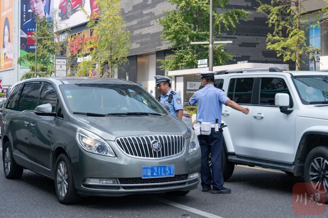 成都春熙路有“黑车”冒公交集团之名揽客,记者暗访后,多部门联合查处 成都春熙路有“黑车”冒公交集团之名揽客,记者暗访后,多部门联合查处