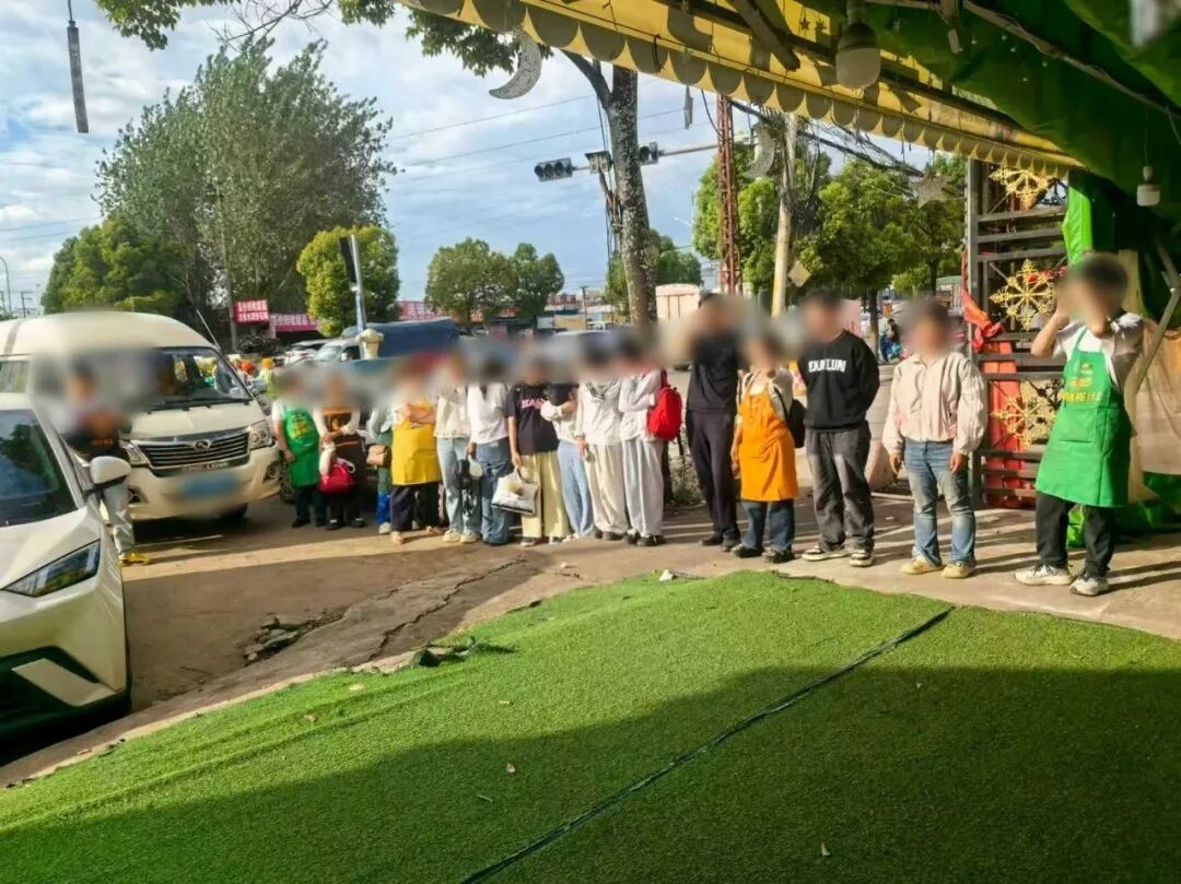 核载6人实载16人 这辆面包车把自己变成了“压缩包”