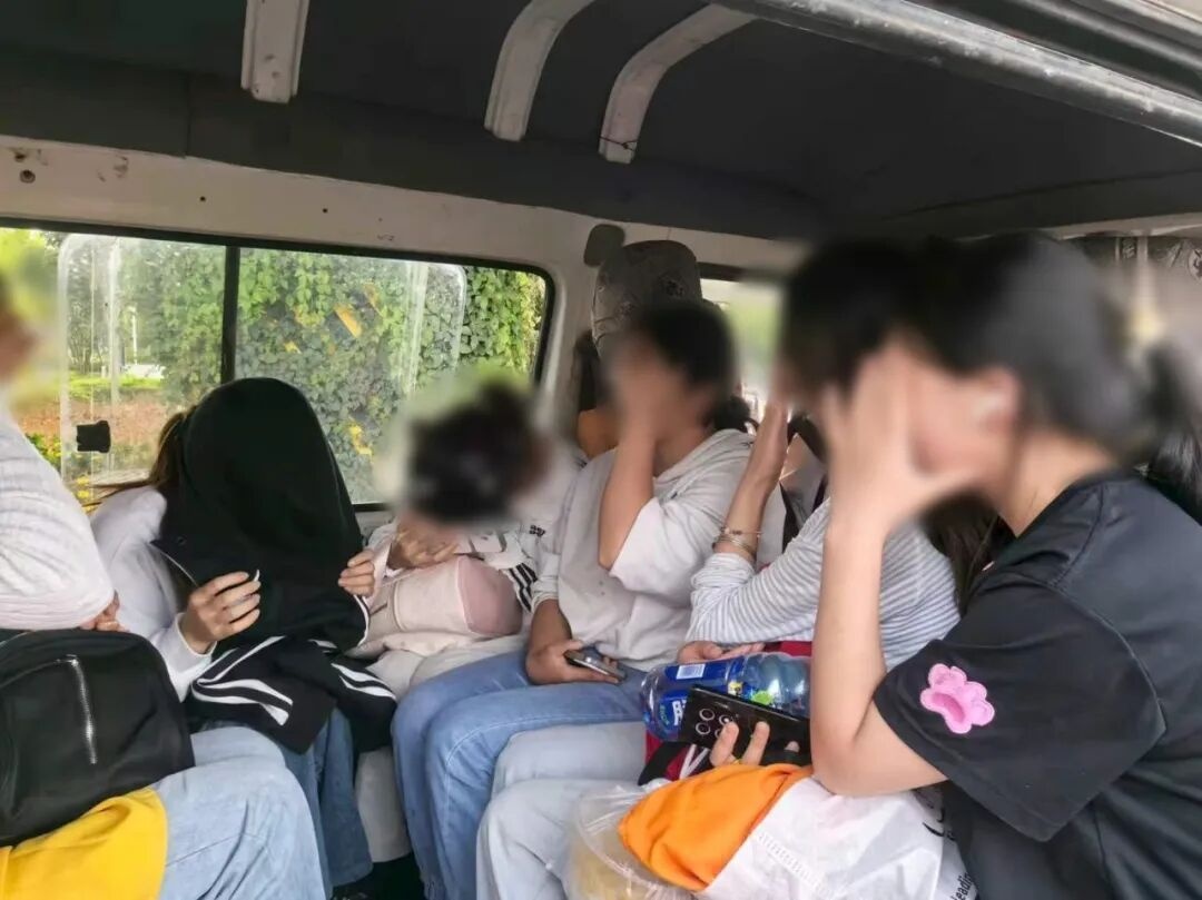 核载6人实载16人 这辆面包车把自己变成了“压缩包”