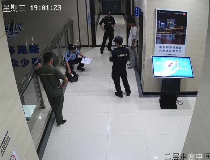两名男子潜入浙江一政务大厅安装诈骗设备,被当场抓获 两名男子潜入浙江一政务大厅安装诈骗设备,被当场抓获