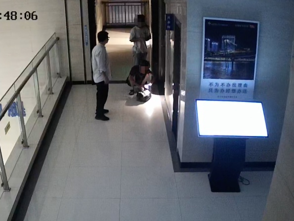 两名男子潜入浙江一政务大厅安装诈骗设备,被当场抓获 两名男子潜入浙江一政务大厅安装诈骗设备,被当场抓获