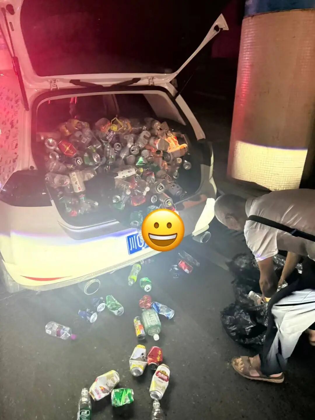 烧烤摊主送一后备箱空瓶子给拾荒老人被质疑作秀,本人回应:“只是举手之劳” 烧烤摊主送一后备箱空瓶子给拾荒老人被质疑作秀,本人回应:“只是举手之劳”