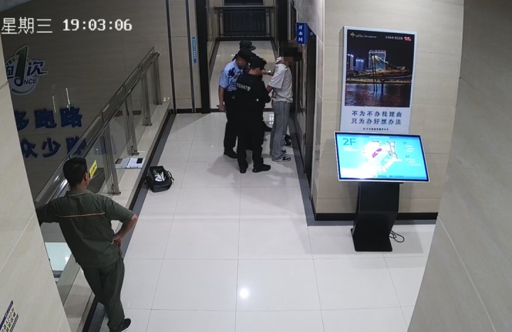 两名男子潜入浙江一政务大厅安装诈骗设备,被当场抓获 两名男子潜入浙江一政务大厅安装诈骗设备,被当场抓获