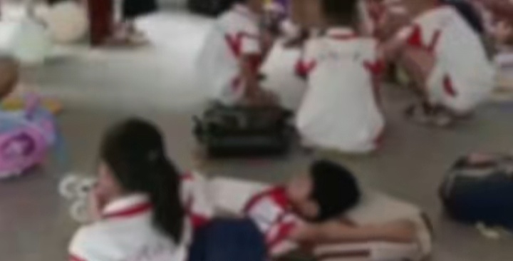 湖南一小学被指"开学第一天部分学生无教室上课",当地通报 湖南一小学被指"开学第一天部分学生无教室上课",当地通报