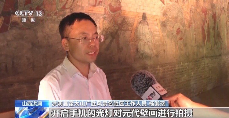 游客翻护栏开闪光灯拍古壁画 专家:会造成不可逆损害 游客翻护栏开闪光灯拍古壁画 专家:会造成不可逆损害