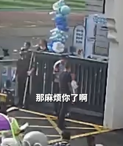 新警和新生当“同事”的5分钟里,谁也不敢动网友:憋笑看完 新警和新生当“同事”的5分钟里,谁也不敢动网友:憋笑看完