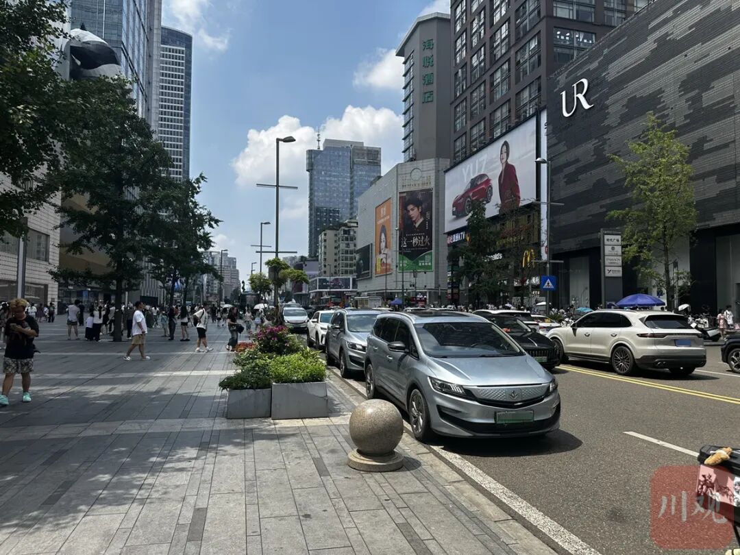 成都春熙路有“黑车”冒公交集团之名揽客,记者暗访后,多部门联合查处 成都春熙路有“黑车”冒公交集团之名揽客,记者暗访后,多部门联合查处