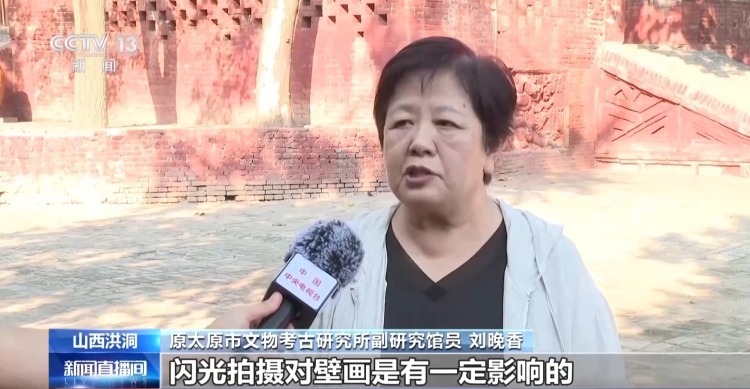 游客翻护栏开闪光灯拍古壁画 专家:会造成不可逆损害 游客翻护栏开闪光灯拍古壁画 专家:会造成不可逆损害
