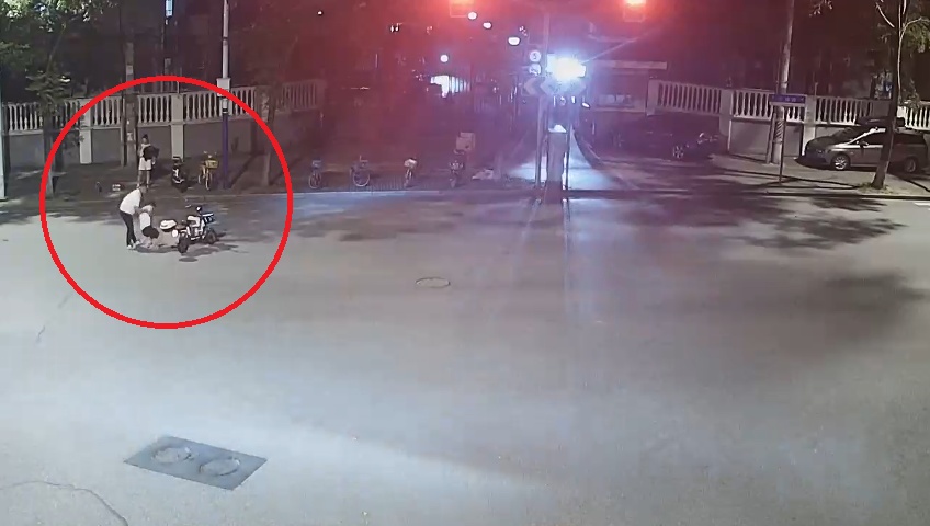 上海一男子酒后骑电瓶车摔倒,路人搀扶后反被诬陷为“肇事者”,警方:已依法处罚 上海一男子酒后骑电瓶车摔倒,路人搀扶后反被诬陷为“肇事者”,警方:已依法处罚