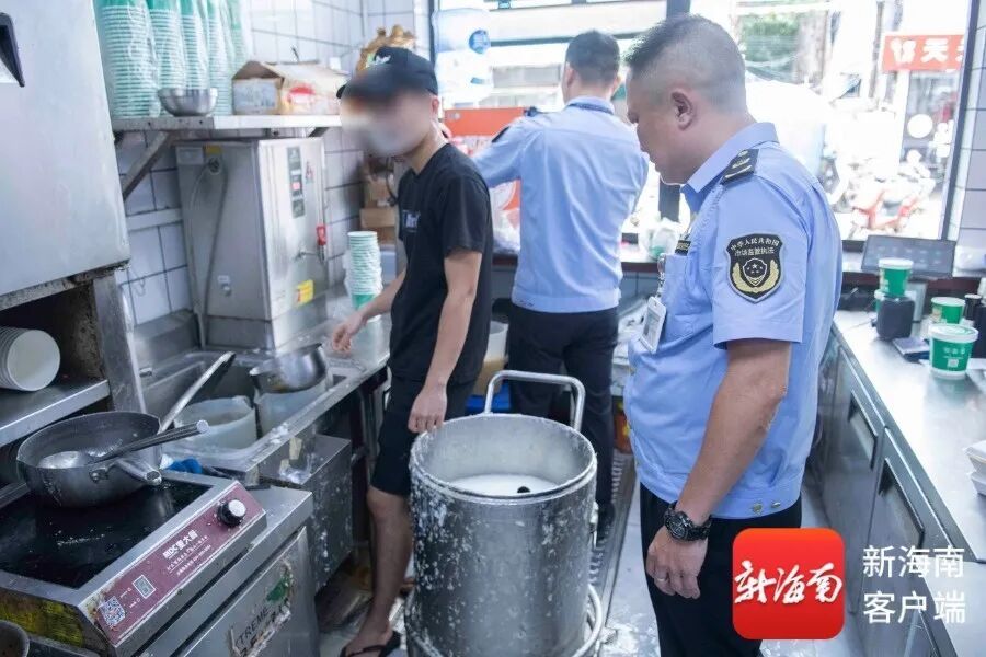外卖小哥举报:海口一粥铺后厨脏到看不下去!监管部门出手了→ 外卖小哥举报:海口一粥铺后厨脏到看不下去!监管部门出手了→